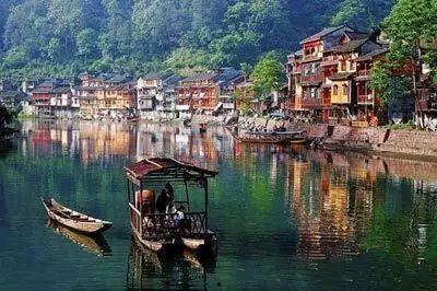 凤凰古城吃瓜事件视频,一场网络热议背后的真相揭秘