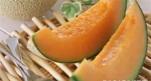 妻子和孩子吃哈密瓜视频,一家三口共享哈密瓜美味瞬间