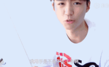 易烊千玺吃瓜凯源视频,凯源兄弟互动视频引热议