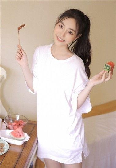 吃瓜视频粉色系美女,吃瓜视频中的甜美风采