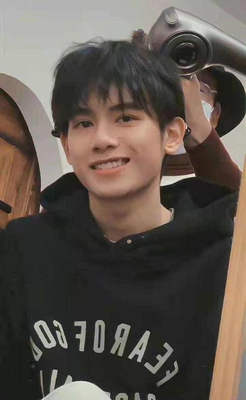 成毅吃瓜花絮搞笑视频合集,瓜田笑果连连，甜蜜瞬间尽收眼底